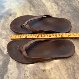 Olukai ladies SZ10 flip flops / brown “Aukai” gently worn . Leather/rubber